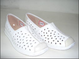 溫州富龍鞋業(yè) 匠心獨(dú)運(yùn)，步履不?！瑯I(yè)展覽引領(lǐng)行業(yè)新風(fēng)尚